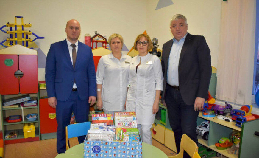 Балашихинский ветеран передал подарки пациентам детского отделения областного онкодиспансера
