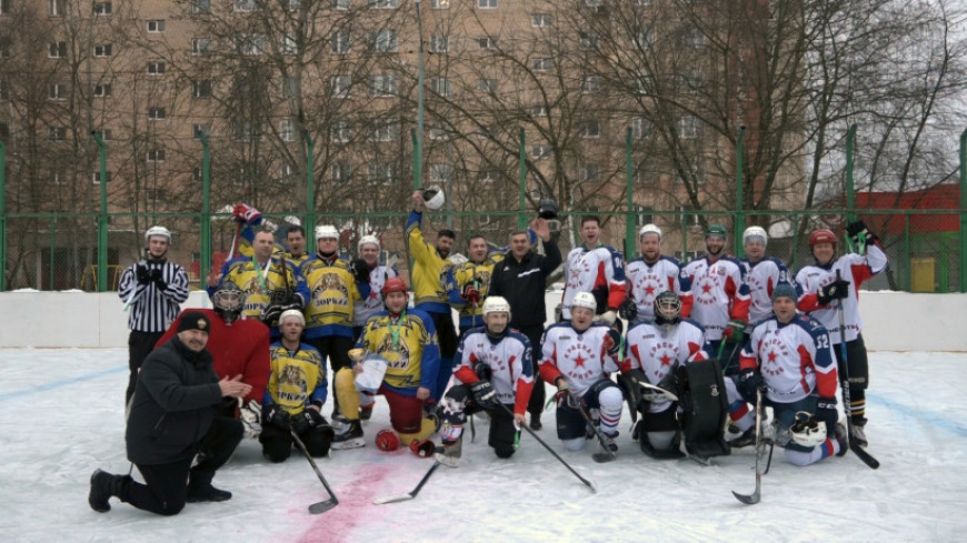 Красногорский ветеран наградил победителей хоккейного матча