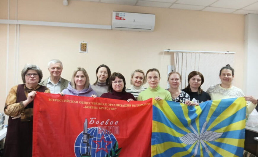 Ветеран и волонтеры провели совещание в мастерской по пошиву тактических носилок