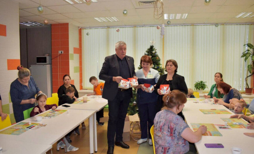 Балашихинский ветеран передал 30 подарков детям в центре «Мироград»