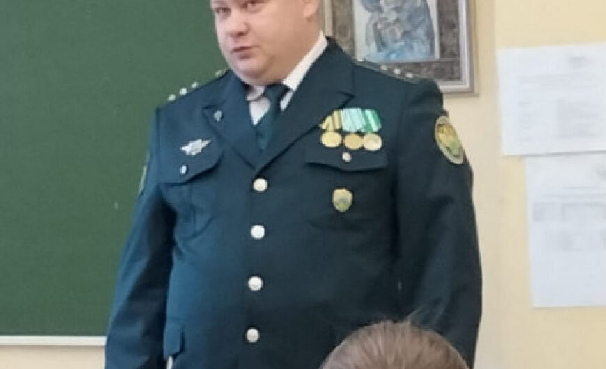 На уроке мужества в Богородске ветеран рассказал учащимся о ВМФ